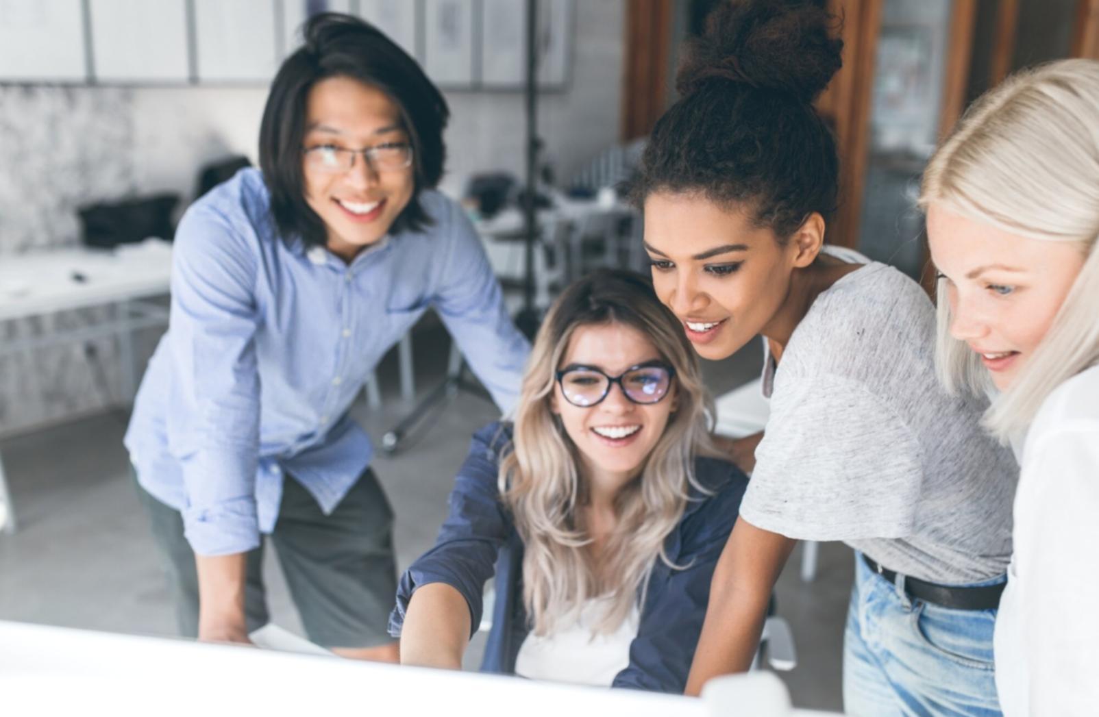 Espacio de trabajo con herramientas digitales para gestión financiera
